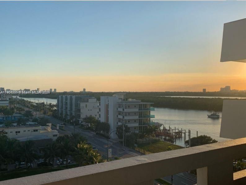 出租: $3,400 (1 贝兹, 1 浴室, 812 平方英尺)