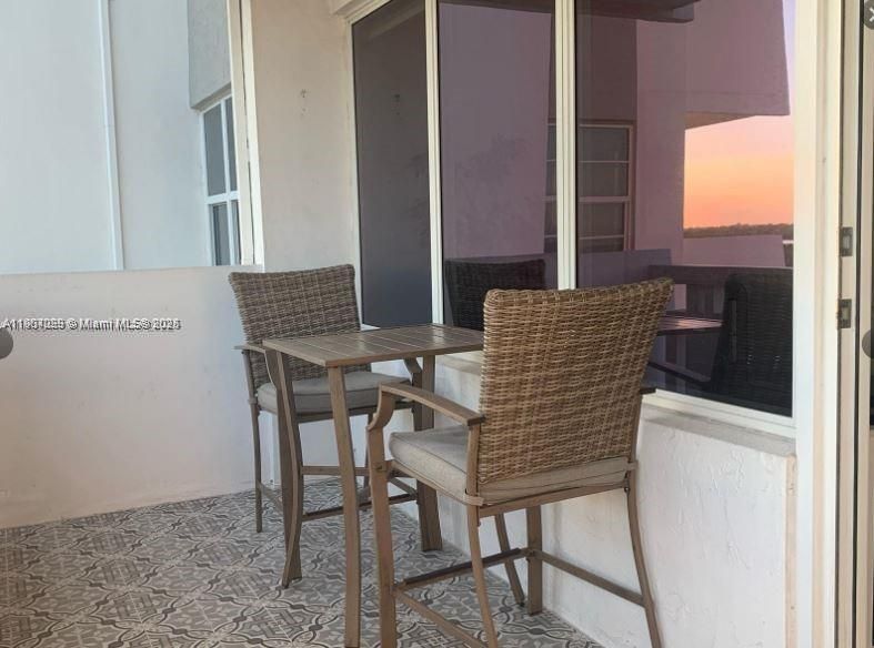 出租: $3,400 (1 贝兹, 1 浴室, 812 平方英尺)