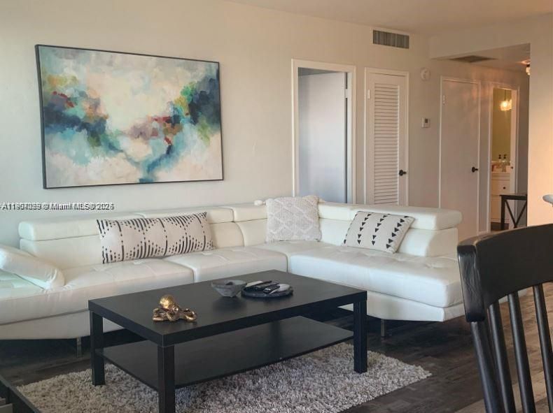 出租: $3,400 (1 贝兹, 1 浴室, 812 平方英尺)