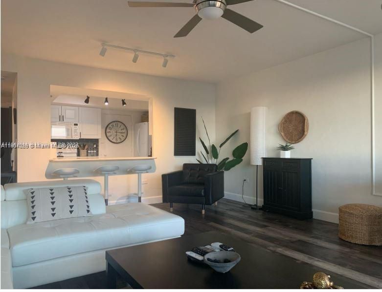 出租: $3,400 (1 贝兹, 1 浴室, 812 平方英尺)