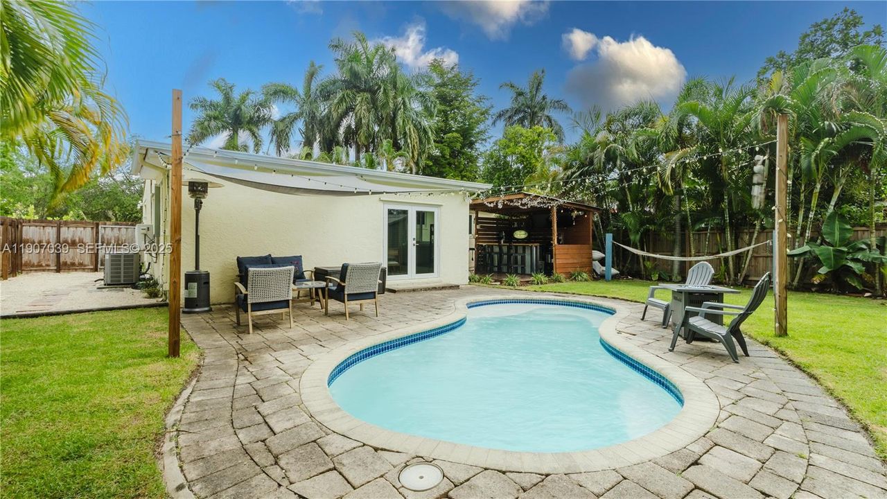 For Sale: $499,999 (2 beds, 1 baths, 1098 Square Feet)