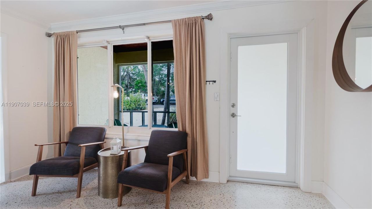 For Sale: $499,999 (2 beds, 1 baths, 1098 Square Feet)