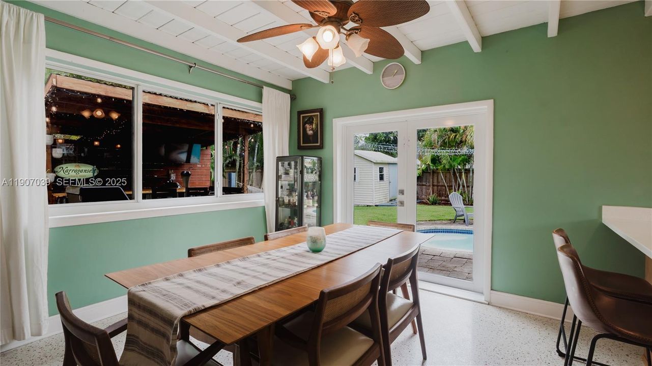 For Sale: $499,999 (2 beds, 1 baths, 1098 Square Feet)