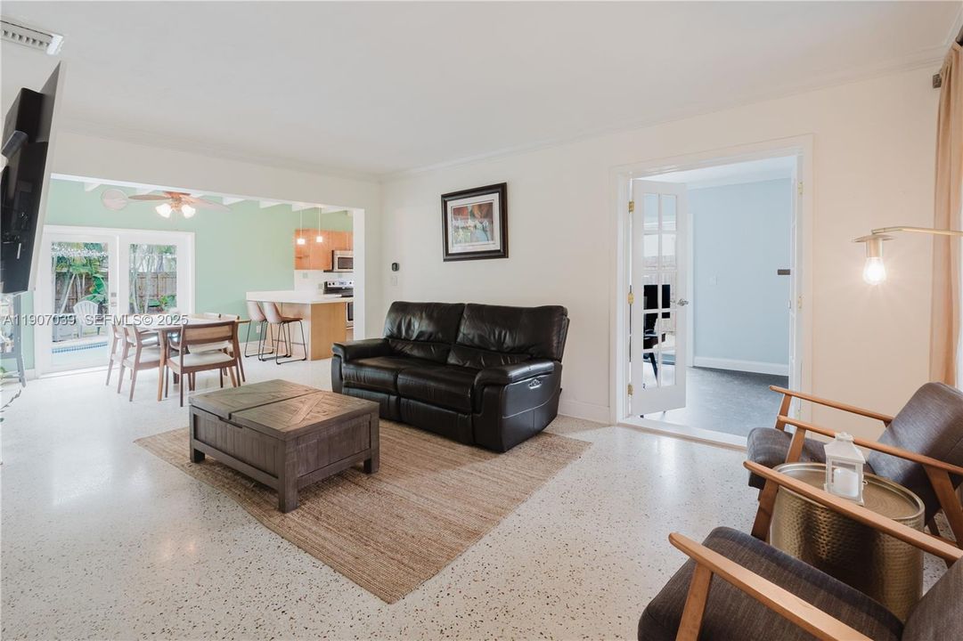 For Sale: $499,999 (2 beds, 1 baths, 1098 Square Feet)