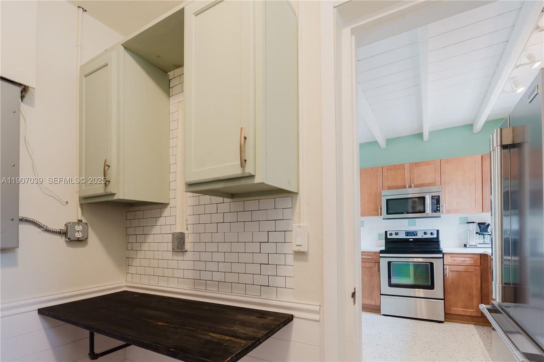 For Sale: $499,999 (2 beds, 1 baths, 1098 Square Feet)