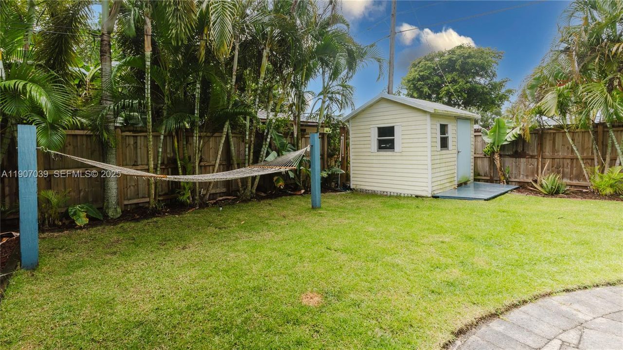 For Sale: $499,999 (2 beds, 1 baths, 1098 Square Feet)