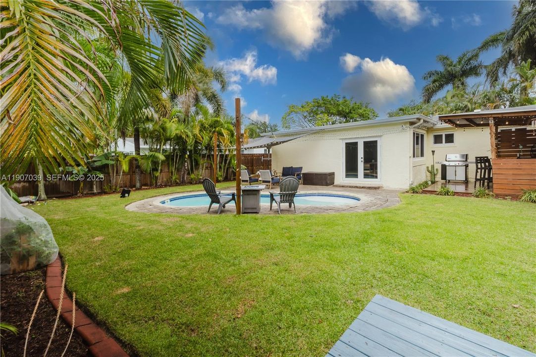 For Sale: $499,999 (2 beds, 1 baths, 1098 Square Feet)