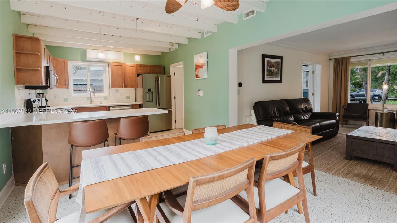 For Sale: $499,999 (2 beds, 1 baths, 1098 Square Feet)