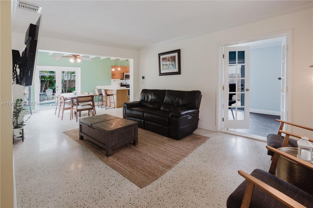 For Sale: $499,999 (2 beds, 1 baths, 1098 Square Feet)