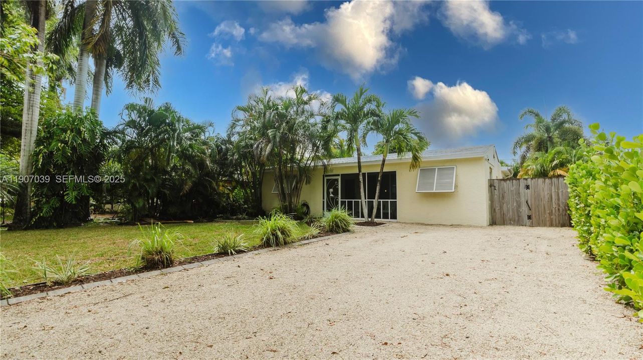 For Sale: $499,999 (2 beds, 1 baths, 1098 Square Feet)