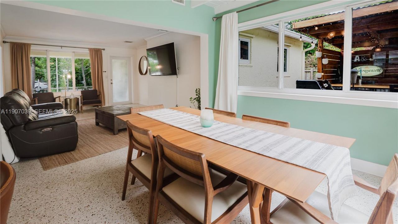 For Sale: $499,999 (2 beds, 1 baths, 1098 Square Feet)