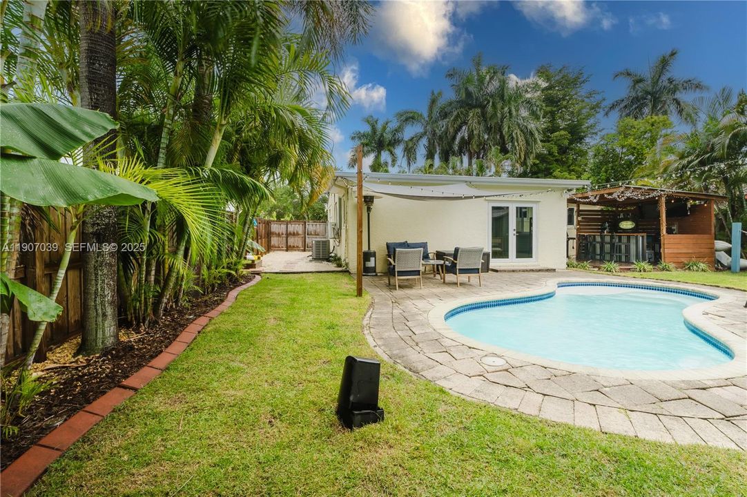 For Sale: $499,999 (2 beds, 1 baths, 1098 Square Feet)