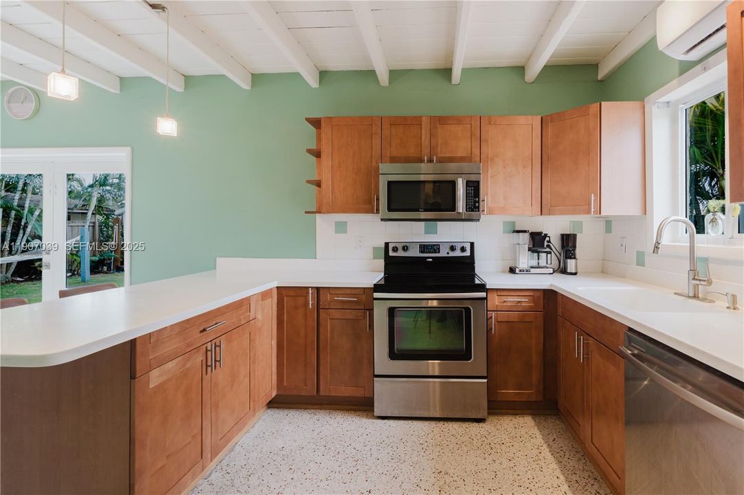 For Sale: $499,999 (2 beds, 1 baths, 1098 Square Feet)