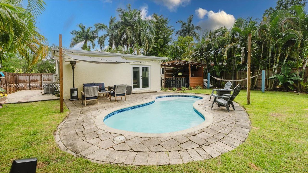 For Sale: $499,999 (2 beds, 1 baths, 1098 Square Feet)