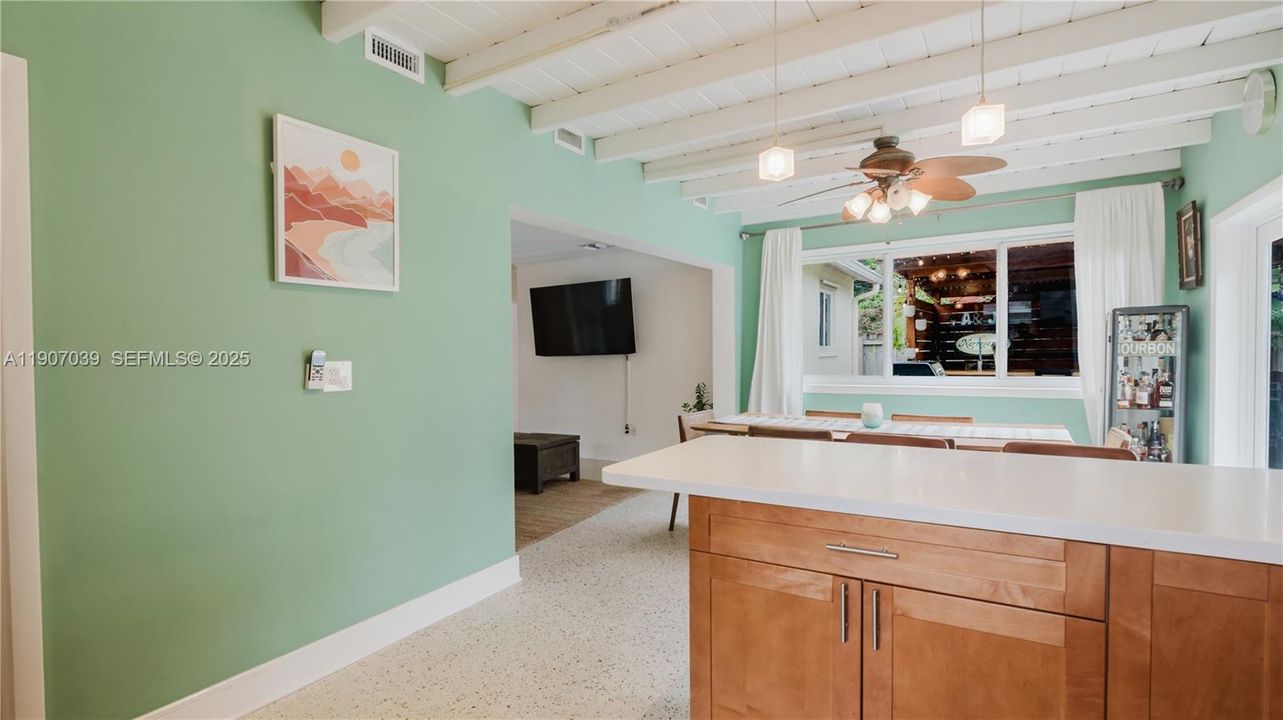 For Sale: $499,999 (2 beds, 1 baths, 1098 Square Feet)