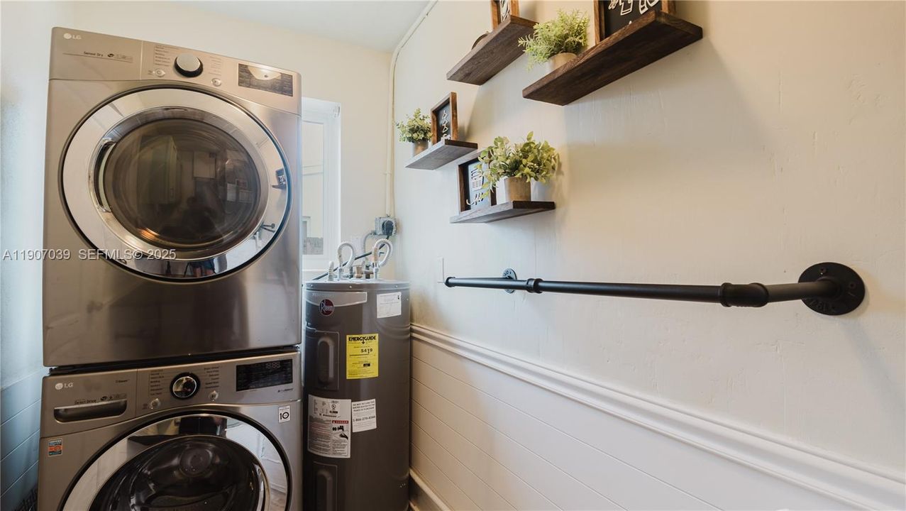 For Sale: $499,999 (2 beds, 1 baths, 1098 Square Feet)