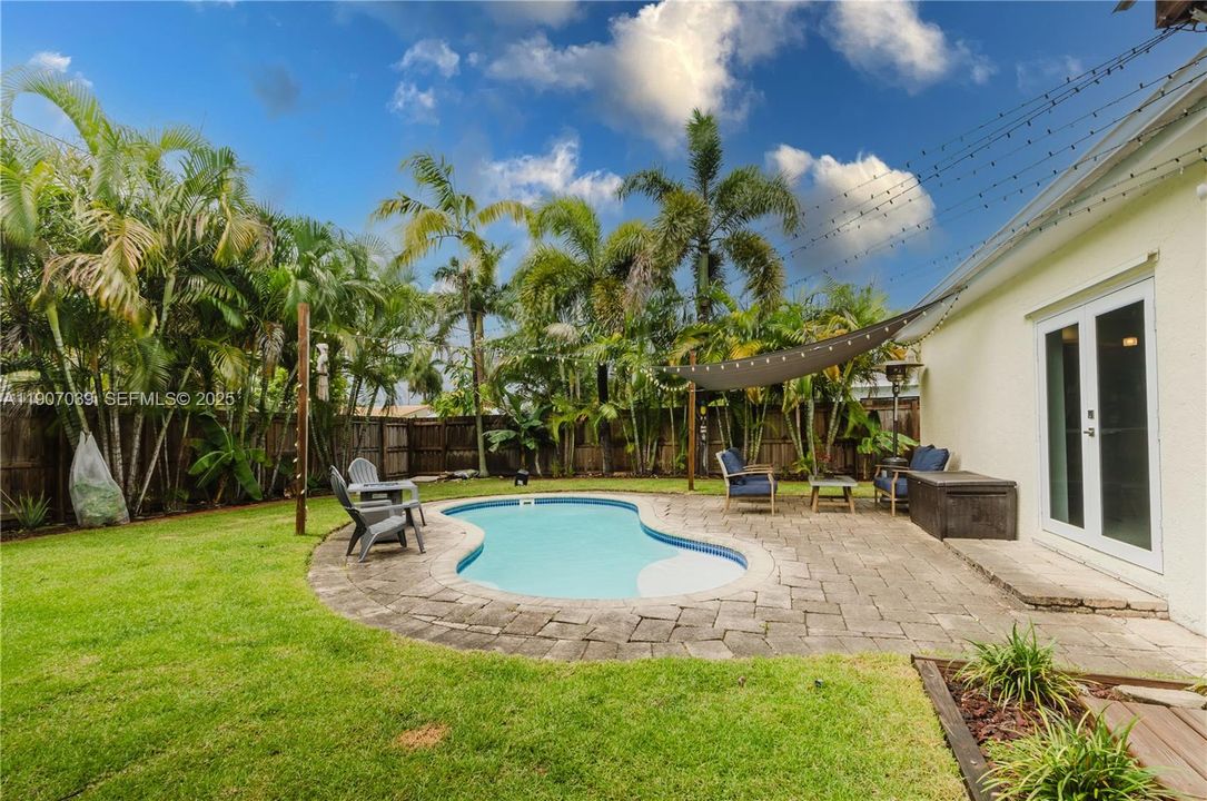 For Sale: $499,999 (2 beds, 1 baths, 1098 Square Feet)