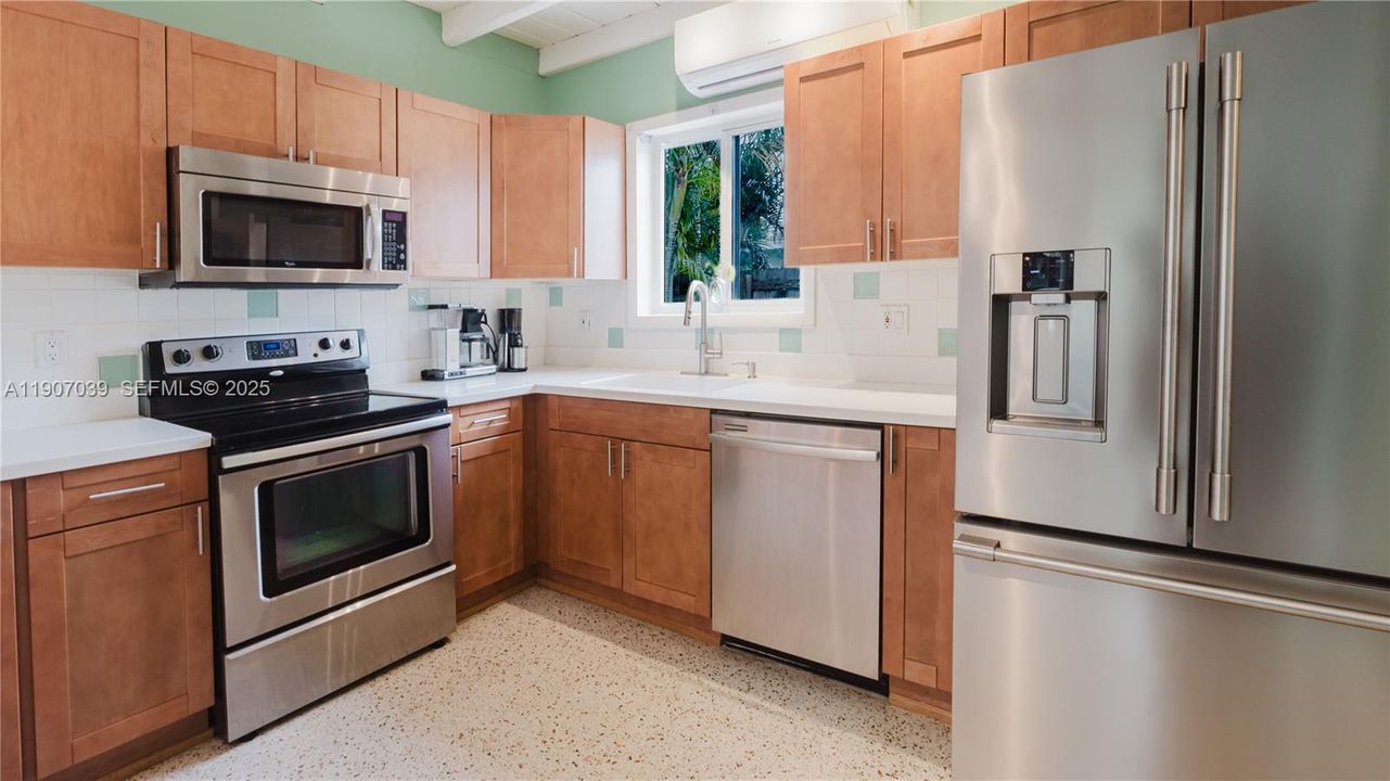 For Sale: $499,999 (2 beds, 1 baths, 1098 Square Feet)