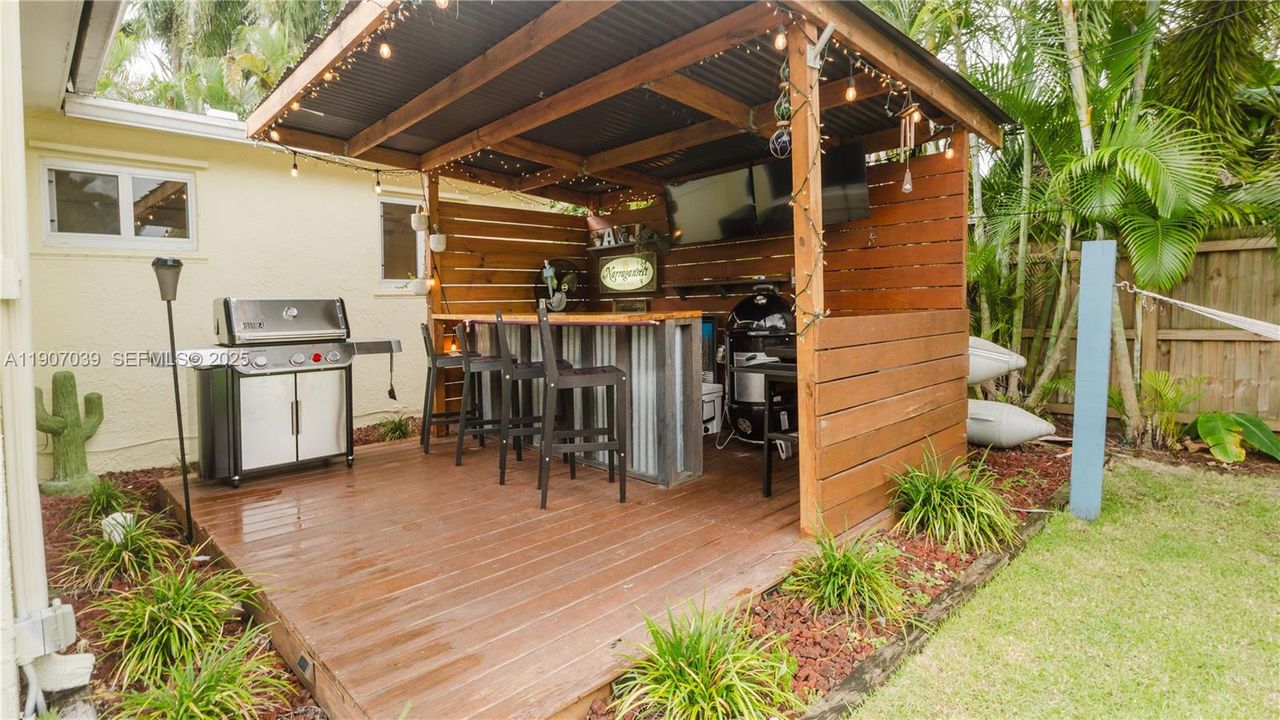 For Sale: $499,999 (2 beds, 1 baths, 1098 Square Feet)