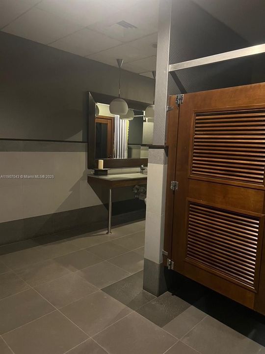 For Sale: $1,320,000 (2 beds, 2 baths, 1246 Square Feet)