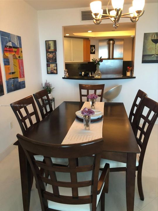 For Sale: $1,320,000 (2 beds, 2 baths, 1246 Square Feet)