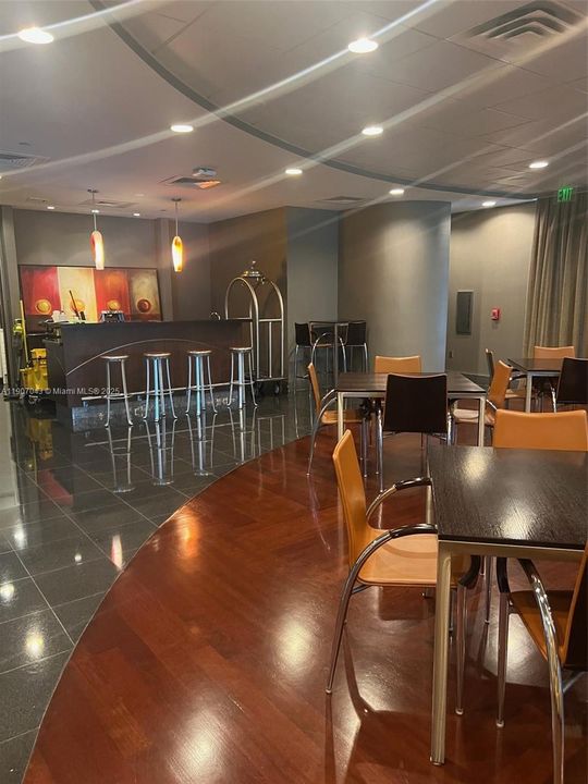 For Sale: $1,320,000 (2 beds, 2 baths, 1246 Square Feet)