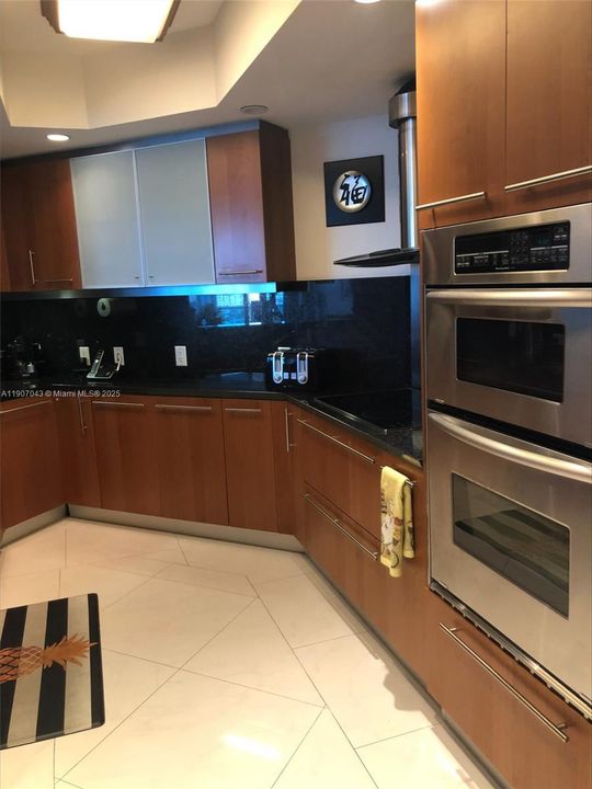 For Sale: $1,320,000 (2 beds, 2 baths, 1246 Square Feet)