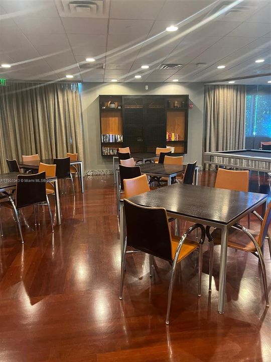 For Sale: $1,320,000 (2 beds, 2 baths, 1246 Square Feet)