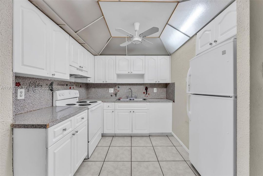 For Sale: $115,000 (1 beds, 1 baths, 800 Square Feet)