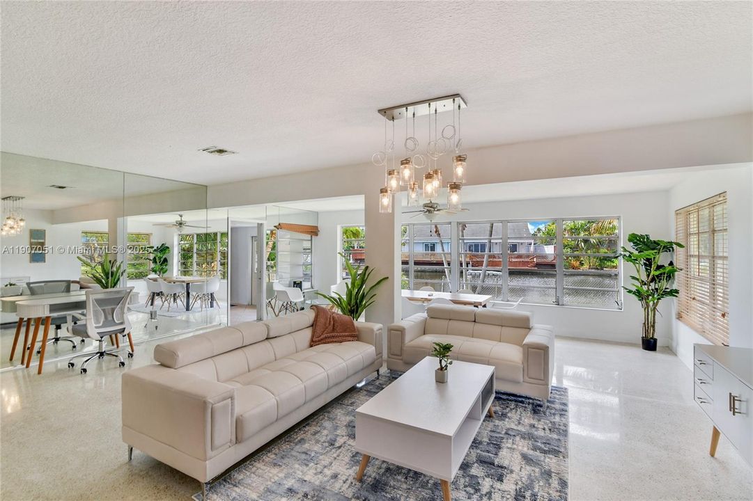 合同活跃: $3,900 (3 贝兹, 2 浴室, 2023 平方英尺)