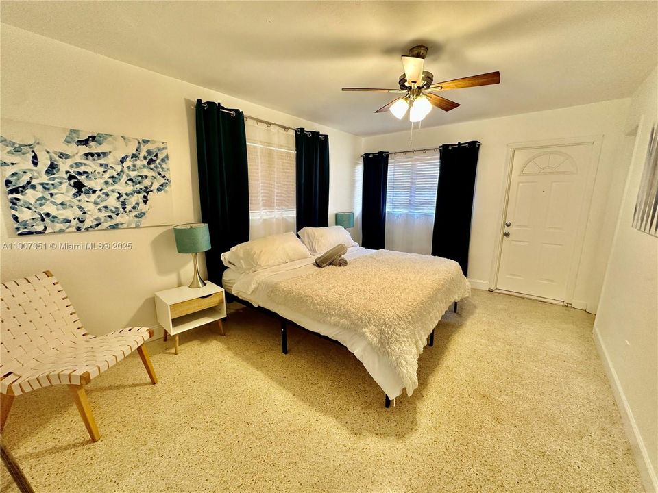 合同活跃: $3,900 (3 贝兹, 2 浴室, 2023 平方英尺)