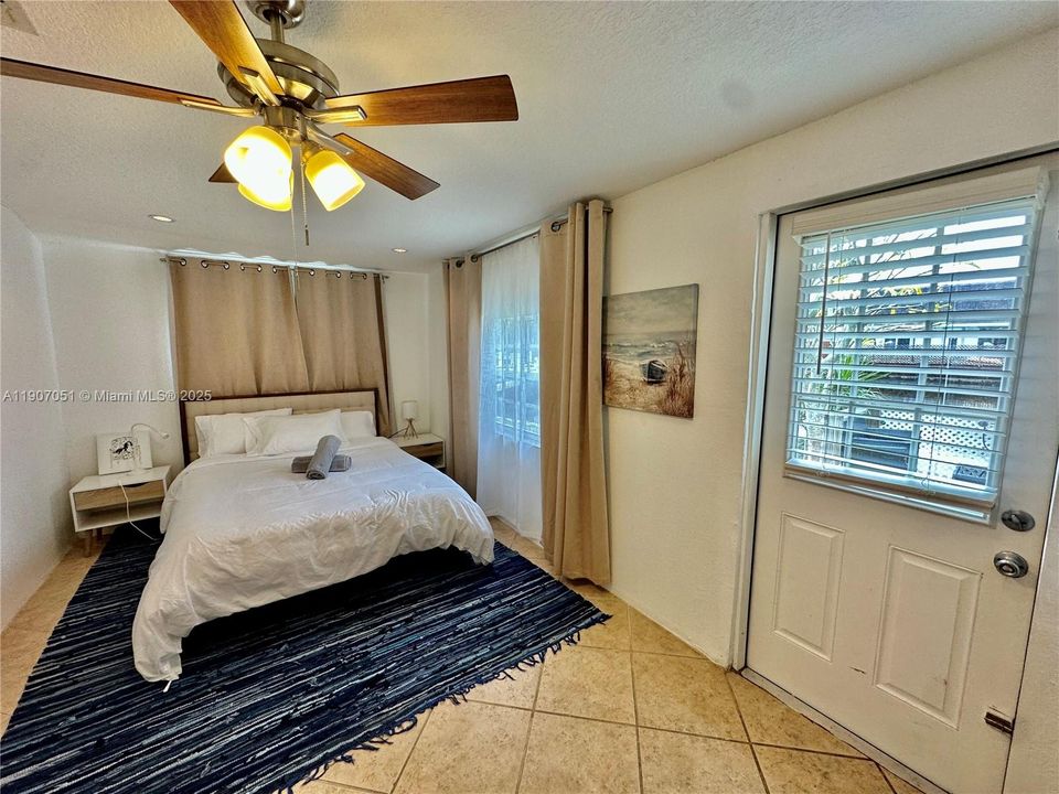 合同活跃: $3,900 (3 贝兹, 2 浴室, 2023 平方英尺)