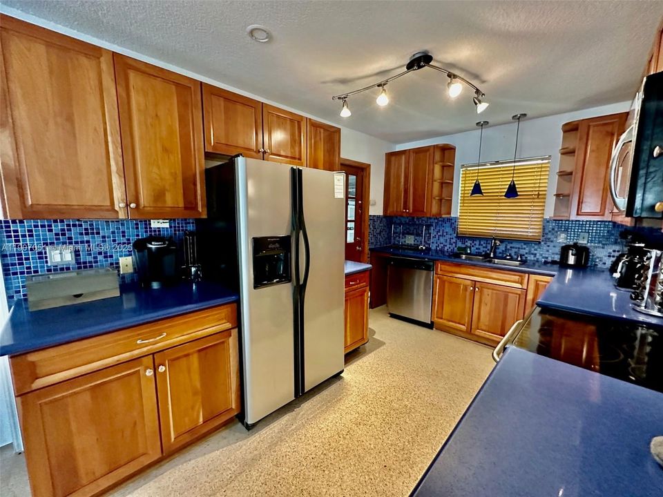 合同活跃: $3,900 (3 贝兹, 2 浴室, 2023 平方英尺)