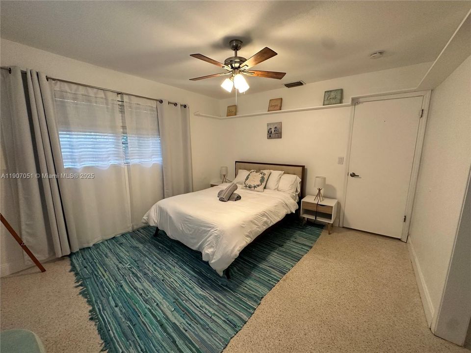 合同活跃: $3,900 (3 贝兹, 2 浴室, 2023 平方英尺)