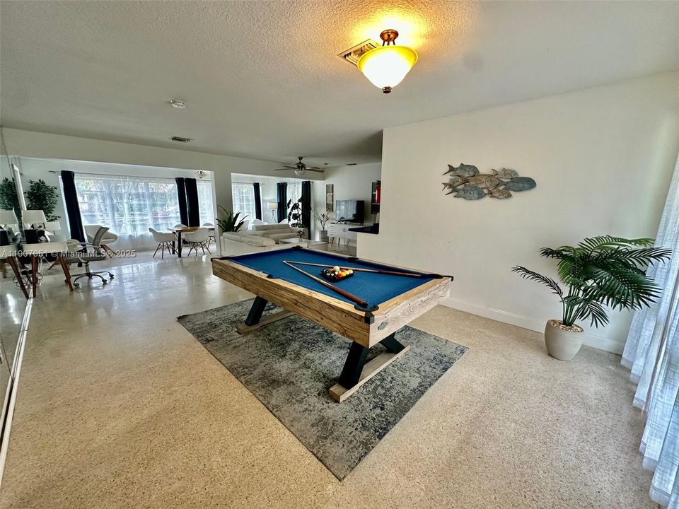 合同活跃: $3,900 (3 贝兹, 2 浴室, 2023 平方英尺)