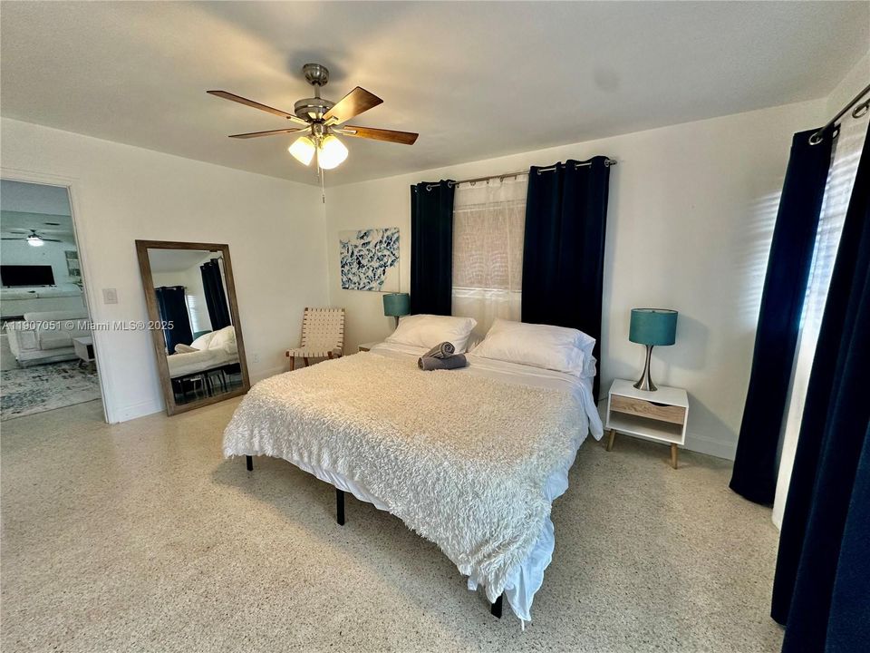 合同活跃: $3,900 (3 贝兹, 2 浴室, 2023 平方英尺)