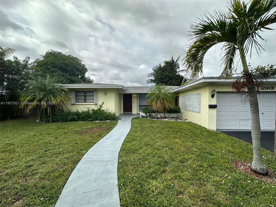 合同活跃: $3,900 (3 贝兹, 2 浴室, 2023 平方英尺)