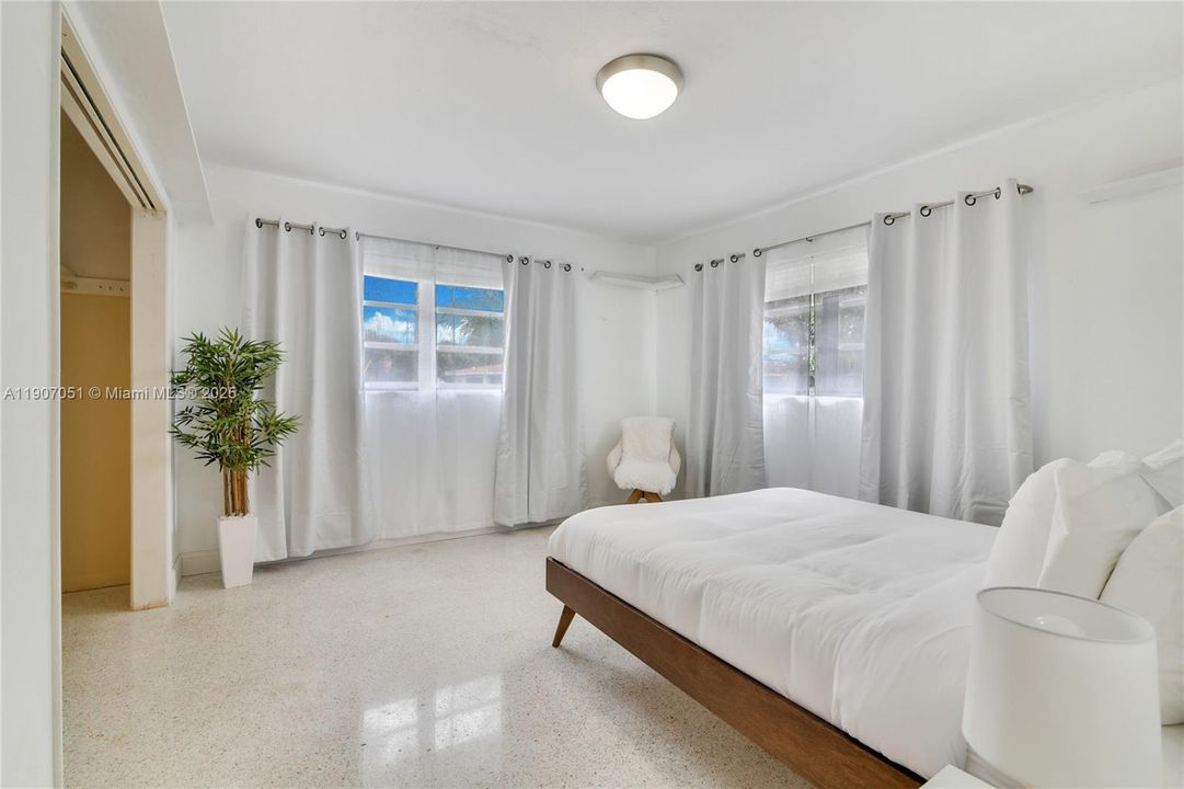 合同活跃: $3,900 (3 贝兹, 2 浴室, 2023 平方英尺)