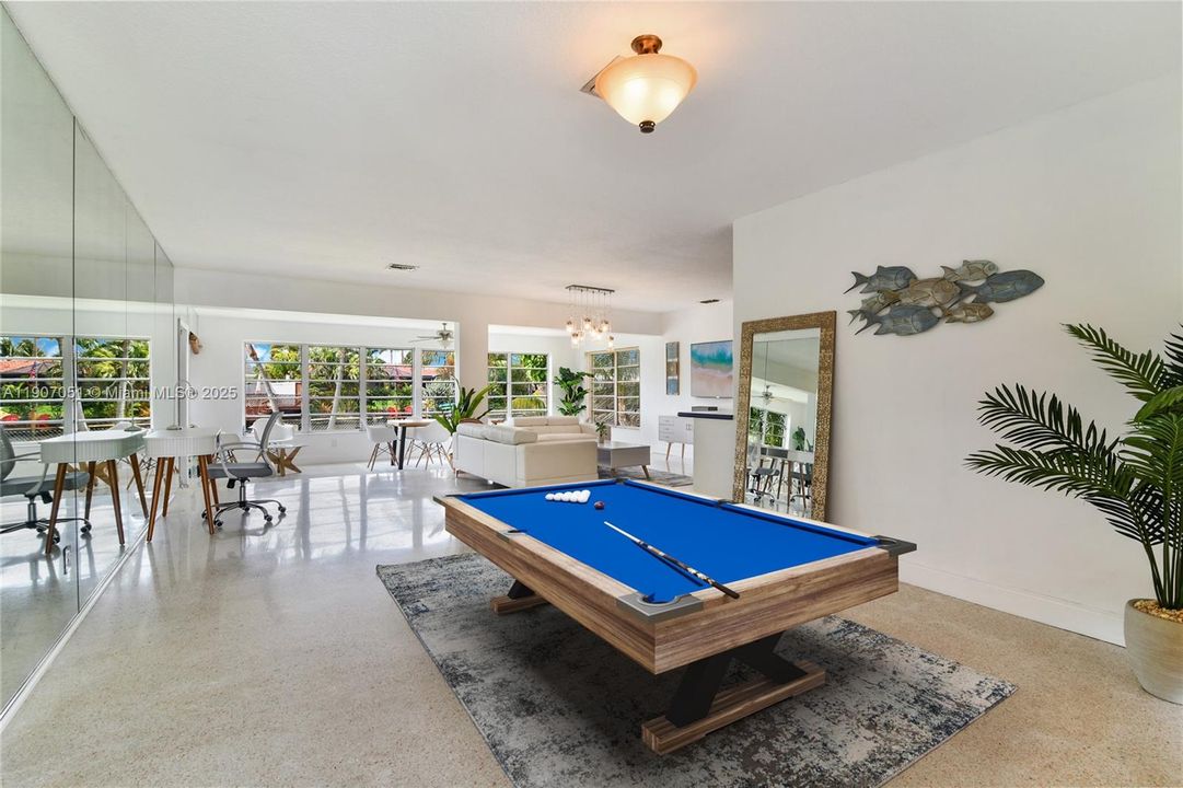 合同活跃: $3,900 (3 贝兹, 2 浴室, 2023 平方英尺)