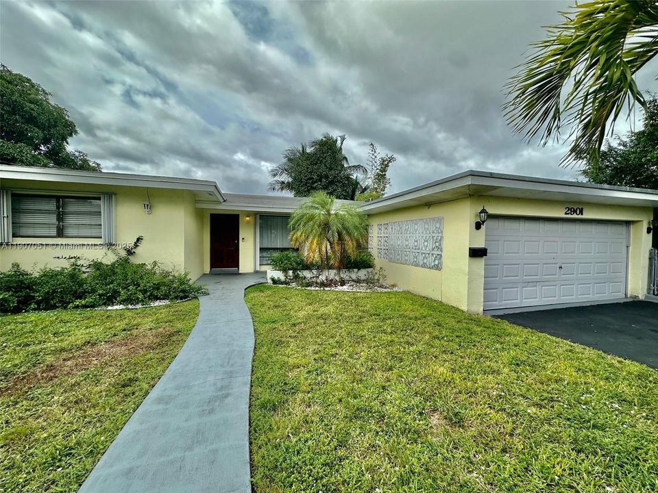 合同活跃: $3,900 (3 贝兹, 2 浴室, 2023 平方英尺)