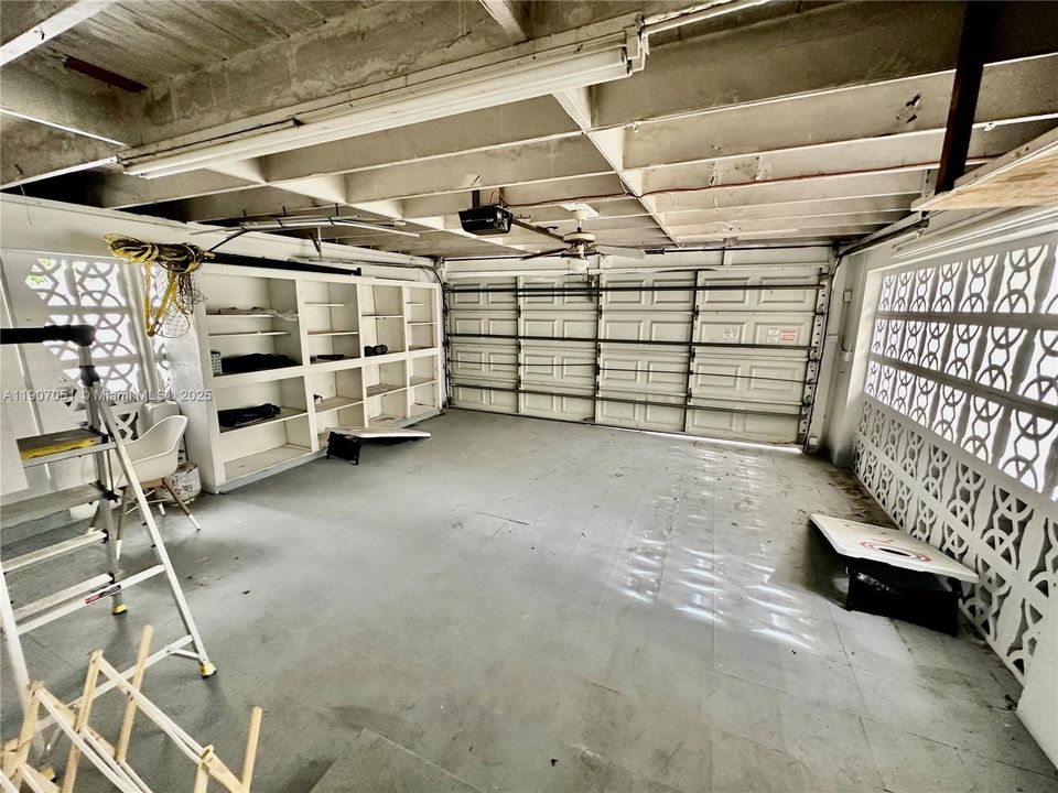 合同活跃: $3,900 (3 贝兹, 2 浴室, 2023 平方英尺)