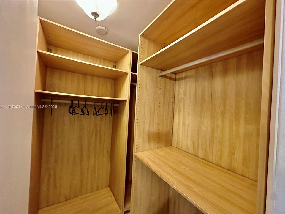 合同活跃: $3,900 (3 贝兹, 2 浴室, 2023 平方英尺)