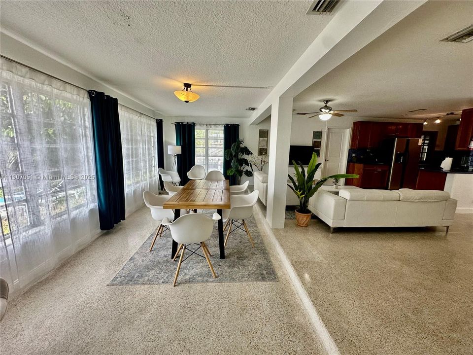 合同活跃: $3,900 (3 贝兹, 2 浴室, 2023 平方英尺)