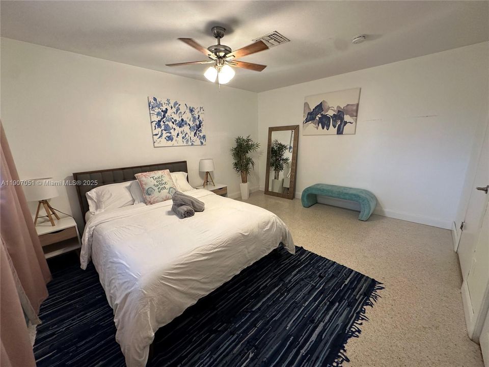 合同活跃: $3,900 (3 贝兹, 2 浴室, 2023 平方英尺)