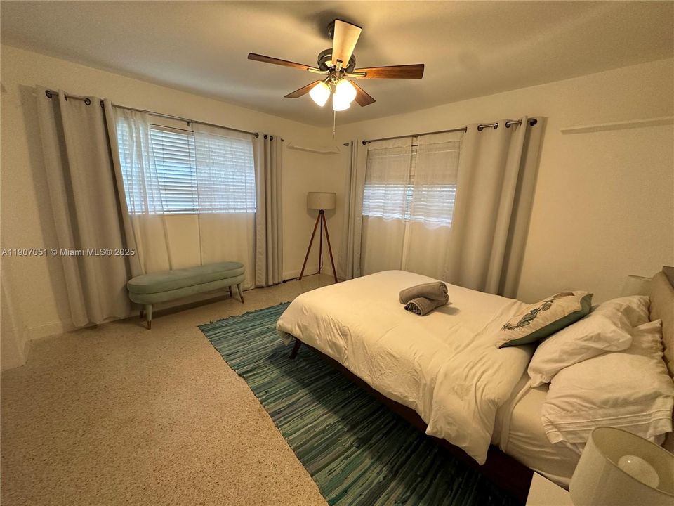 合同活跃: $3,900 (3 贝兹, 2 浴室, 2023 平方英尺)