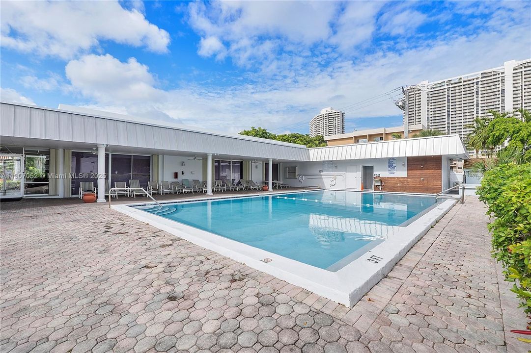 For Rent: $2,000 (2 beds, 2 baths, 1085 Square Feet)