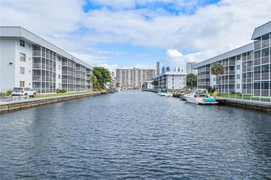 For Rent: $2,000 (2 beds, 2 baths, 1085 Square Feet)