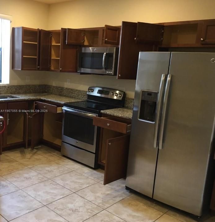 For Sale: $550,000 (3 beds, 3 baths, 1587 Square Feet)