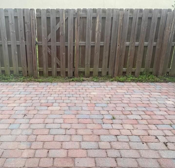 For Sale: $550,000 (3 beds, 3 baths, 1587 Square Feet)