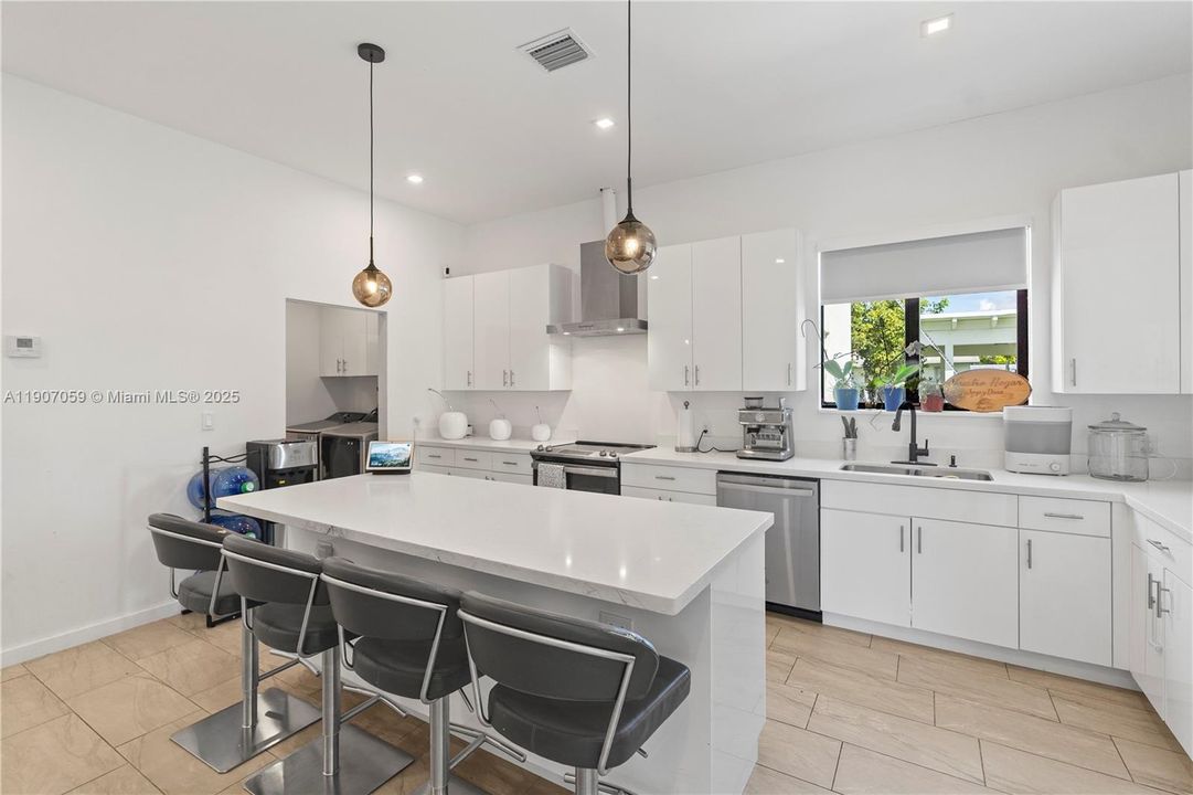 En Renta: $3,500 (4 camas, 3 baños, 2009 Pies cuadrados)